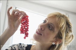 Viennaslide-72000294 Junge Frau mit Beeren - Young Woman with Berries