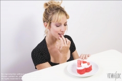 Viennaslide-72000299 Junge Frau mit herzförmiger Torte - Young Woman with heart shaped Cake