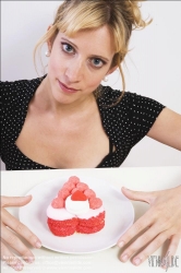 Viennaslide-72000300 Junge Frau mit herzförmiger Torte - Young Woman with heart shaped Cake