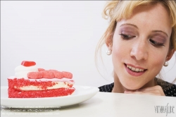 Viennaslide-72000301 Junge Frau mit herzförmiger Torte - Young Woman with heart shaped Cake