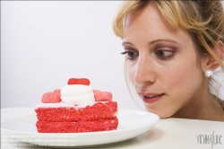Viennaslide-72000302 Junge Frau mit herzförmiger Torte - Young Woman with heart shaped Cake