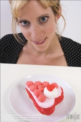 Viennaslide-72000303 Junge Frau mit herzförmiger Torte - Young Woman with heart shaped Cake