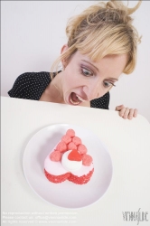 Viennaslide-72000304 Junge Frau mit herzförmiger Torte - Young Woman with heart shaped Cake