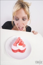 Viennaslide-72000305 Junge Frau mit herzförmiger Torte - Young Woman with heart shaped Cake