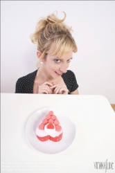 Viennaslide-72000306 Junge Frau mit herzförmiger Torte - Young Woman with heart shaped Cake