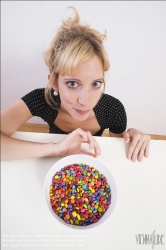 Viennaslide-72000310 Junge Frau vor einer Schale mit Schokolinsen - Young woman in front of bowl with chocolate lentils