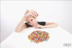 Viennaslide-72000314 Junge Frau vor einer Schale mit Schokolinsen - Young woman in front of bowl with chocolate lentils