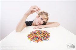 Viennaslide-72000315 Junge Frau vor einer Schale mit Schokolinsen - Young woman in front of bowl with chocolate lentils