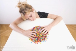 Viennaslide-72000316 Junge Frau vor einer Schale mit Schokolinsen - Young woman in front of bowl with chocolate lentils