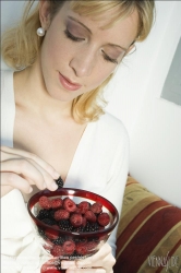 Viennaslide-72000328 Junge Frau hält eine Schale mit Beeren - Young woman holding bowl with berries
