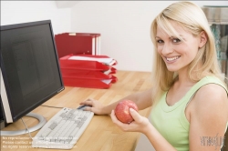 Viennaslide-72000334 Gesunde Ernährung am Arbeitsplatz - Eating Healthy at the Workplace