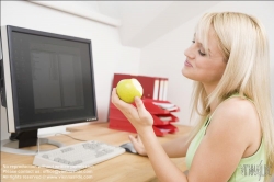 Viennaslide-72000347 Gesunde Ernährung am Arbeitsplatz - Eating Healthy at the Workplace