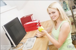 Viennaslide-72000350 Gesunde Ernährung am Arbeitsplatz - Eating Healthy at the Workplace