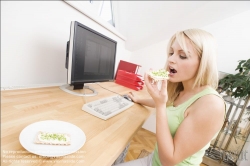 Viennaslide-72000354 Gesunde Ernährung am Arbeitsplatz - Eating Healthy at the Workplace