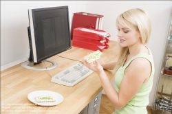 Viennaslide-72000356 Gesunde Ernährung am Arbeitsplatz - Eating Healthy at the Workplace