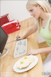 Viennaslide-72000359 Gesunde Ernährung am Arbeitsplatz - Eating Healthy at the Workplace