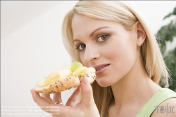 Viennaslide-72000360 Junge Frau isst Käsebrot - Young Woman eating Bread with Cheese