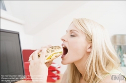 Viennaslide-72000375 Junge Frau isst gesundes Brot - Young Woman eating healthy Bread