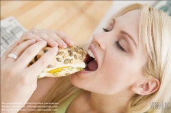 Viennaslide-72000376 Junge Frau isst gesundes Brot - Young Woman eating healthy Bread