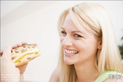 Viennaslide-72000377 Junge Frau isst gesundes Brot - Young Woman eating healthy Bread