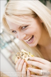 Viennaslide-72000379 Junge Frau isst gesundes Brot - Young Woman eating healthy Bread