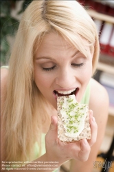 Viennaslide-72000391 Junge Frau isst Knäckebrot - Young Woman eating Crisp Bread