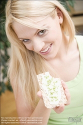 Viennaslide-72000392 Junge Frau isst Knäckebrot - Young Woman eating Crisp Bread