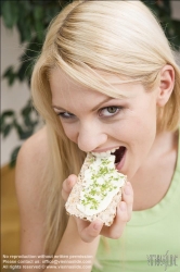 Viennaslide-72000393 Junge Frau isst Knäckebrot - Young Woman eating Crisp Bread