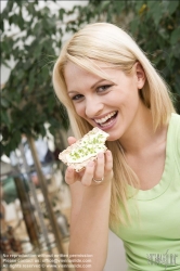 Viennaslide-72000394 Junge Frau isst Knäckebrot - Young Woman eating Crisp Bread