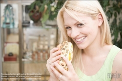 Viennaslide-72000397 Junge Frau isst gesundes Brot - Young Woman eating healthy Bread