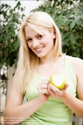 Viennaslide-72000398 Junge Frau mit Apfel - Young Woman eating Apple