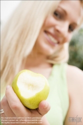 Viennaslide-72000399 Junge Frau mit Apfel - Young Woman eating Apple