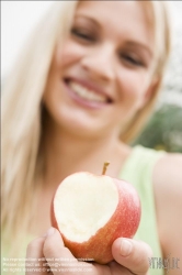 Viennaslide-72000400 Junge Frau mit Apfel - Young Woman eating Apple