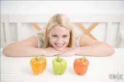 Viennaslide-72000403 Junge Frau mit Gemüse - Young Woman with Vegetables
