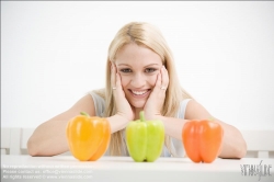 Viennaslide-72000405 Junge Frau mit Gemüse - Young Woman with Vegetables