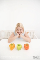 Viennaslide-72000407 Junge Frau mit Gemüse - Young Woman with Vegetables
