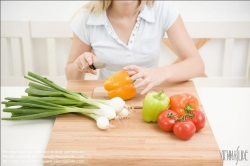 Viennaslide-72000408 Frau schneidet Gemüse in der Küche - Woman slicing vegetables in kitchen