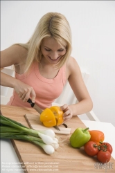 Viennaslide-72000409 Frau schneidet Gemüse in der Küche - Woman slicing vegetables in kitchen
