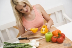 Viennaslide-72000410 Frau schneidet Gemüse in der Küche - Woman slicing vegetables in kitchen