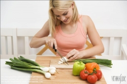 Viennaslide-72000411 Frau schneidet Gemüse in der Küche - Woman slicing vegetables in kitchen