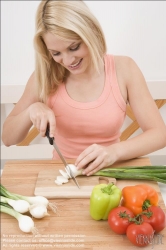 Viennaslide-72000412 Frau schneidet Gemüse in der Küche - Woman slicing vegetables in kitchen