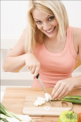 Viennaslide-72000413 Frau schneidet Gemüse in der Küche - Woman slicing vegetables in kitchen