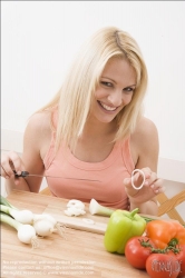 Viennaslide-72000414 Frau schneidet Gemüse in der Küche - Woman slicing vegetables in kitchen
