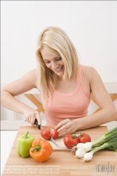 Viennaslide-72000415 Frau schneidet Gemüse in der Küche - Woman slicing vegetables in kitchen