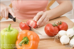 Viennaslide-72000416 Junge Frau mit Gemüse - Young Woman with Vegetables