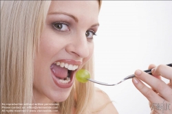 Viennaslide-72000422 Junge Frau isst Weintraube - Young Woman eating Grape