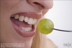 Viennaslide-72000423 Junge Frau isst Weintraube - Young Woman eating Grape