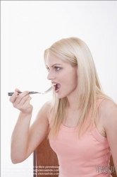 Viennaslide-72000428 Junge Frau mit Gabel - Young Woman with Fork