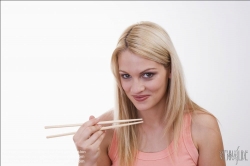 Viennaslide-72000444 Junge Frau mit Essstäbchen - Young Woman with Chopsticks