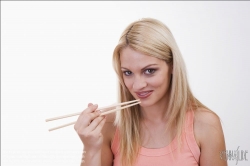 Viennaslide-72000445 Junge Frau mit Essstäbchen - Young Woman with Chopsticks